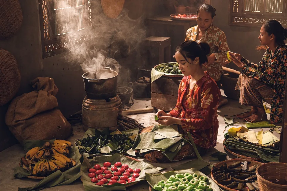 Ly trà trái cây trên bàn gỗ